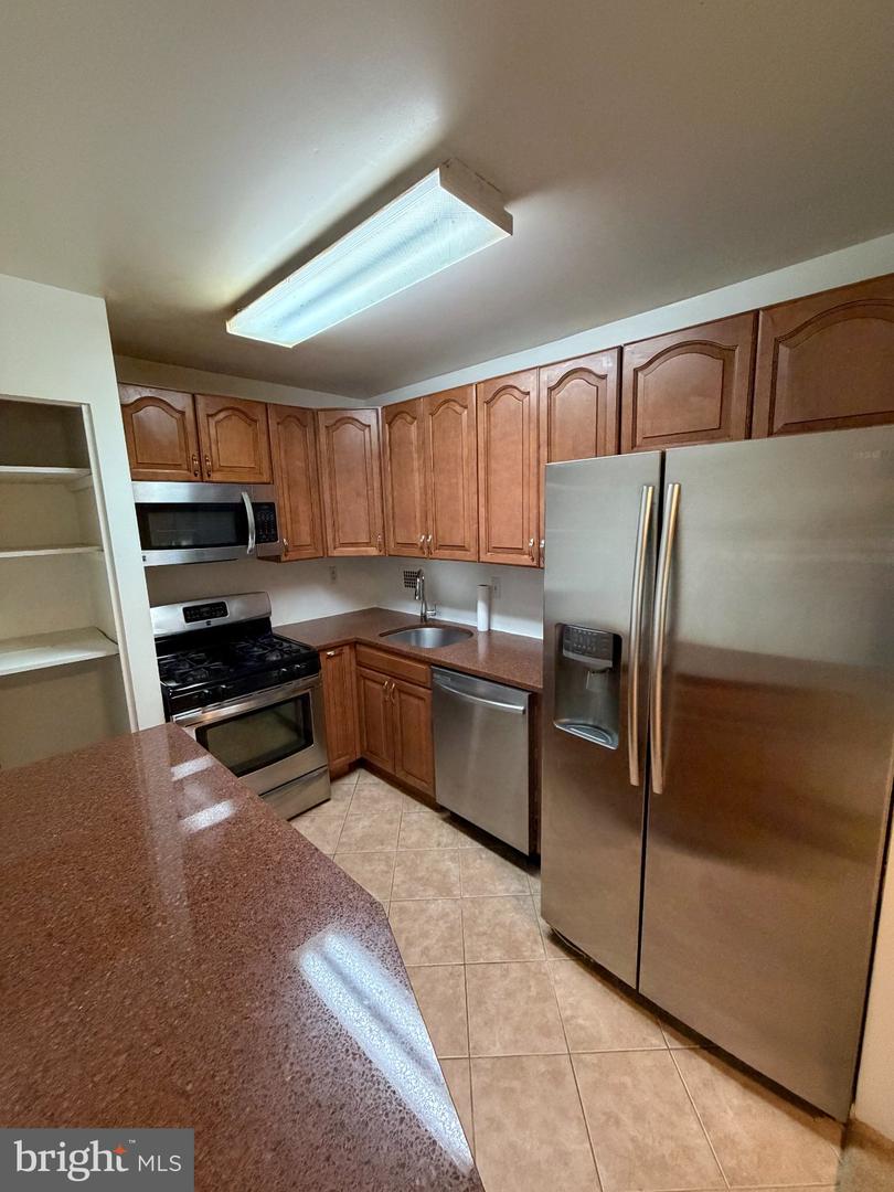 6141 Leesburg Pike #208 Property Photo 9