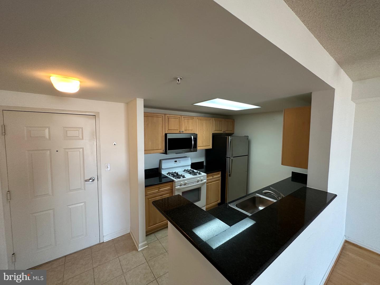 2726 Gallows Rd #913 Property Photo 5