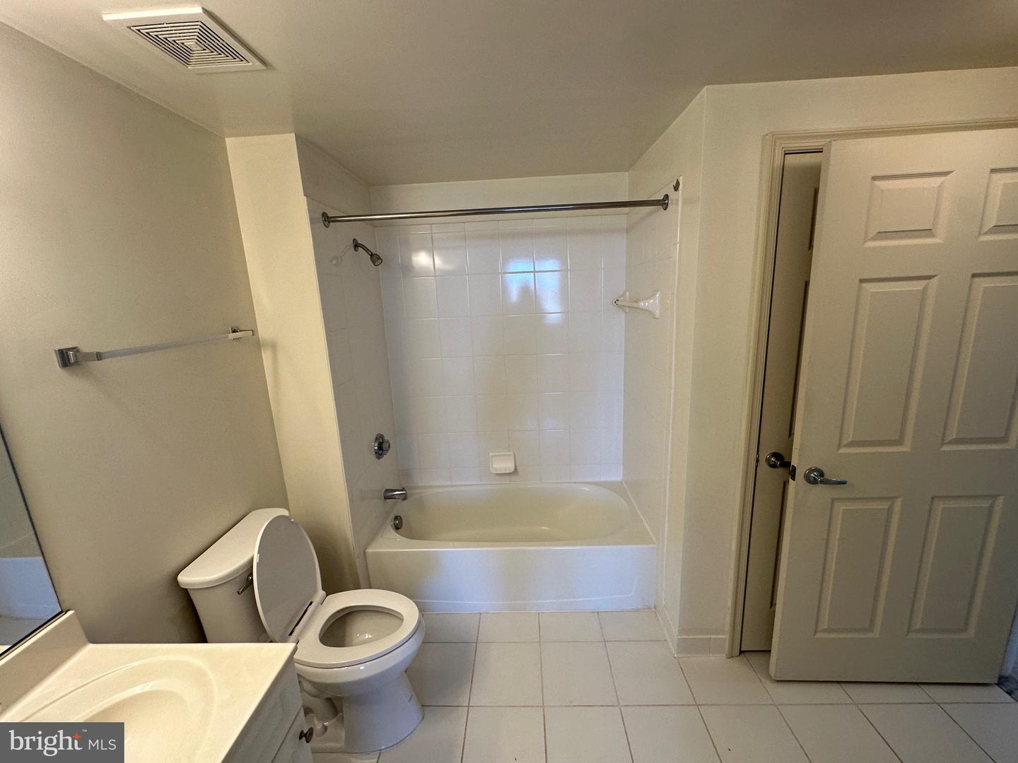 2726 Gallows Rd #913 Property Photo 19