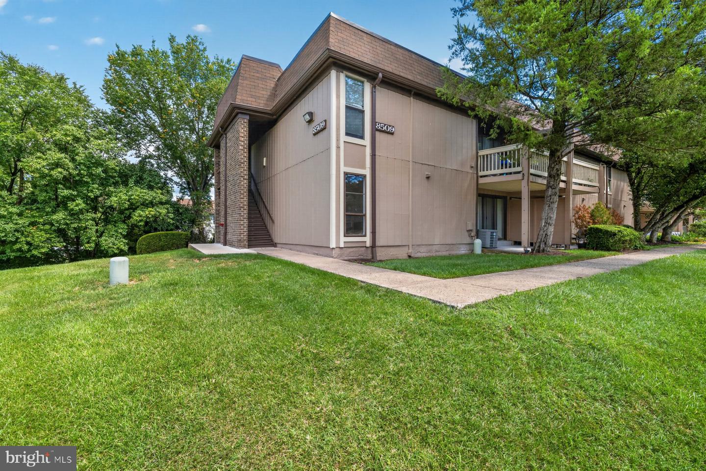 8509 Barrington Ct #j Property Photo 2