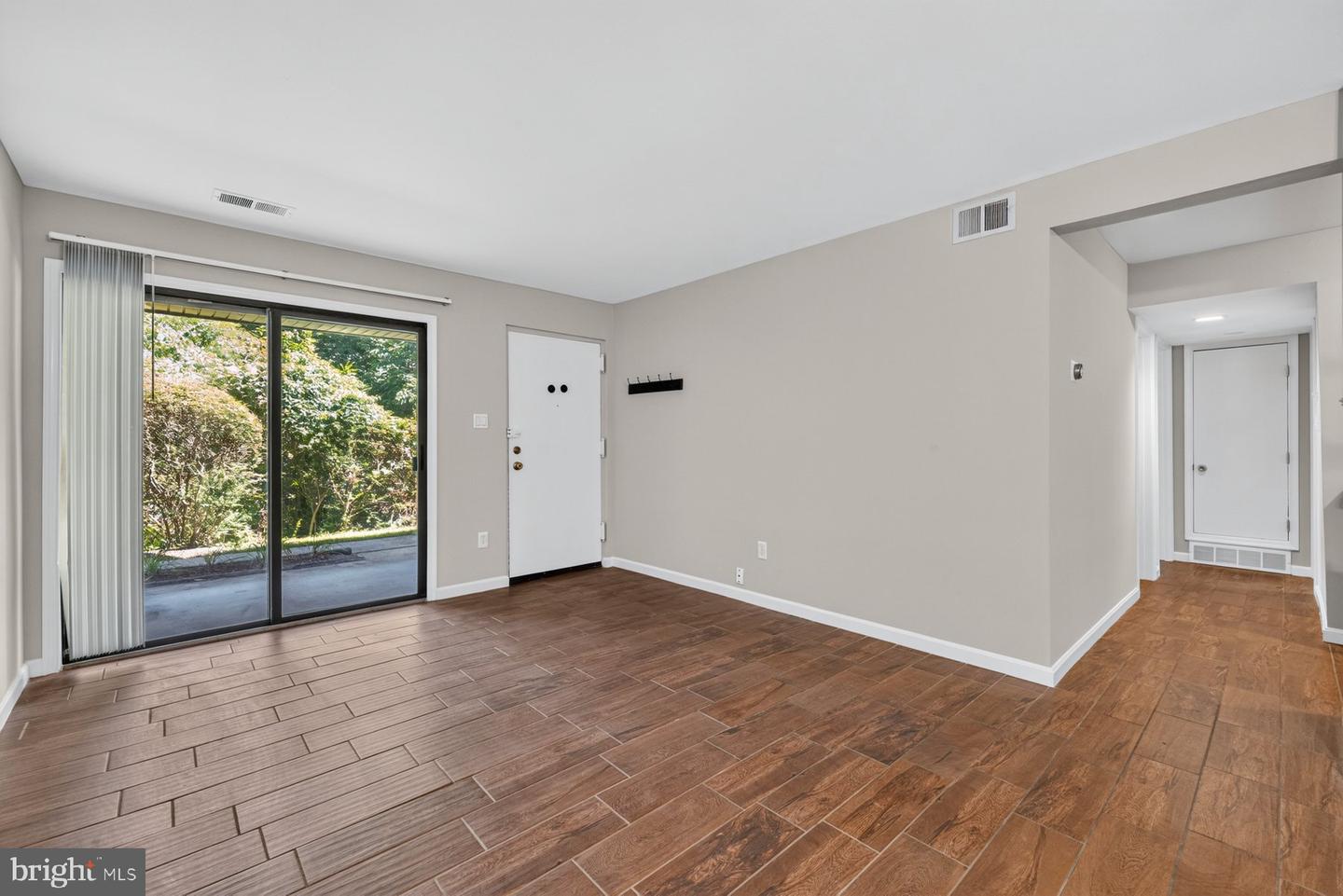 8509 Barrington Ct #j Property Photo 5