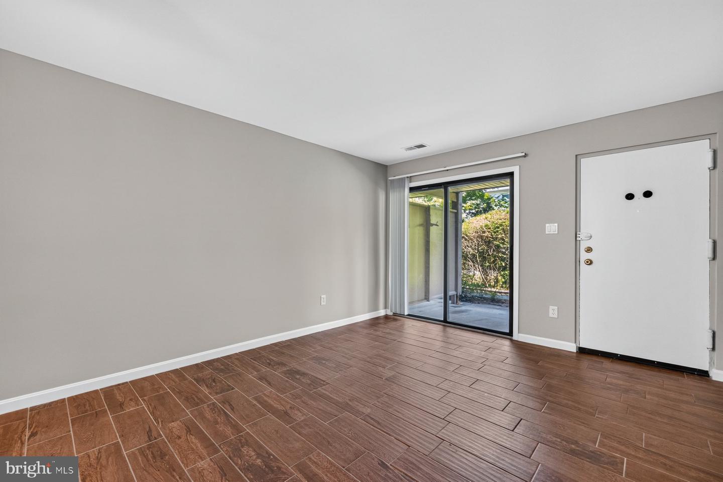 8509 Barrington Ct #j Property Photo 6