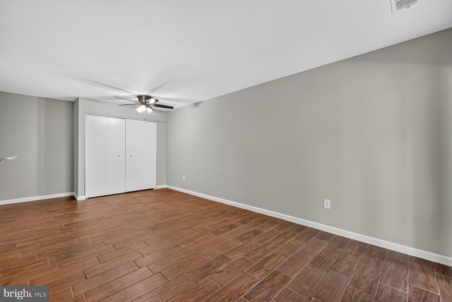 8509 Barrington Ct #j Property Photo 7