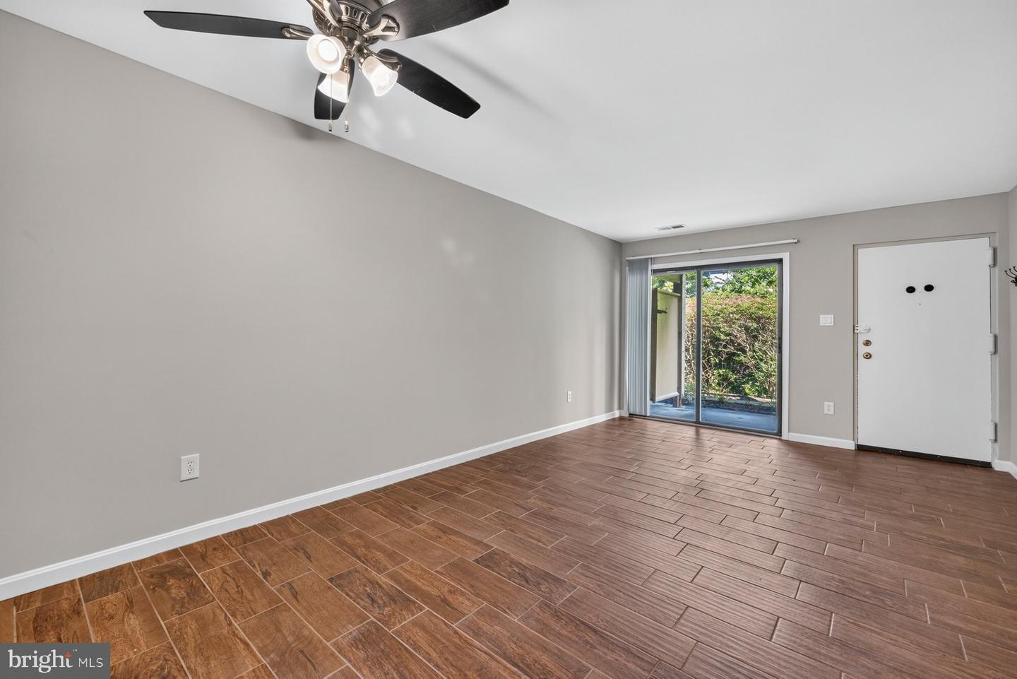 8509 Barrington Ct #j Property Photo 9