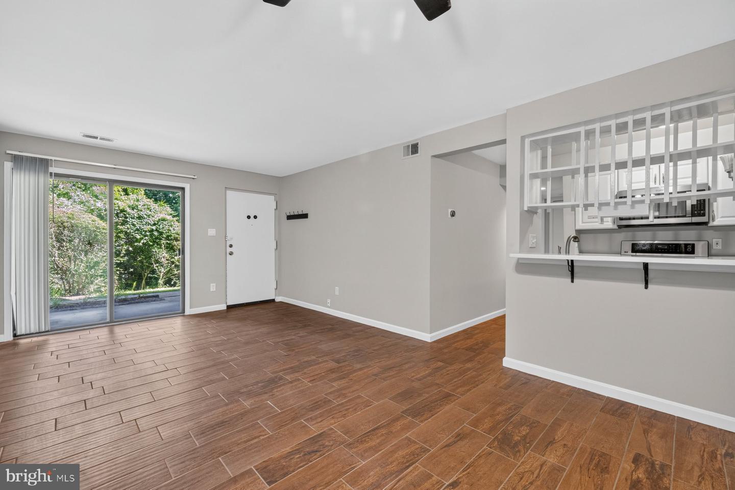 8509 Barrington Ct #j Property Photo 10