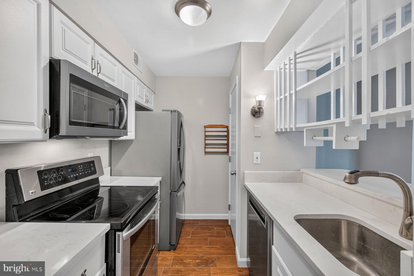 8509 Barrington Ct #j Property Photo 13