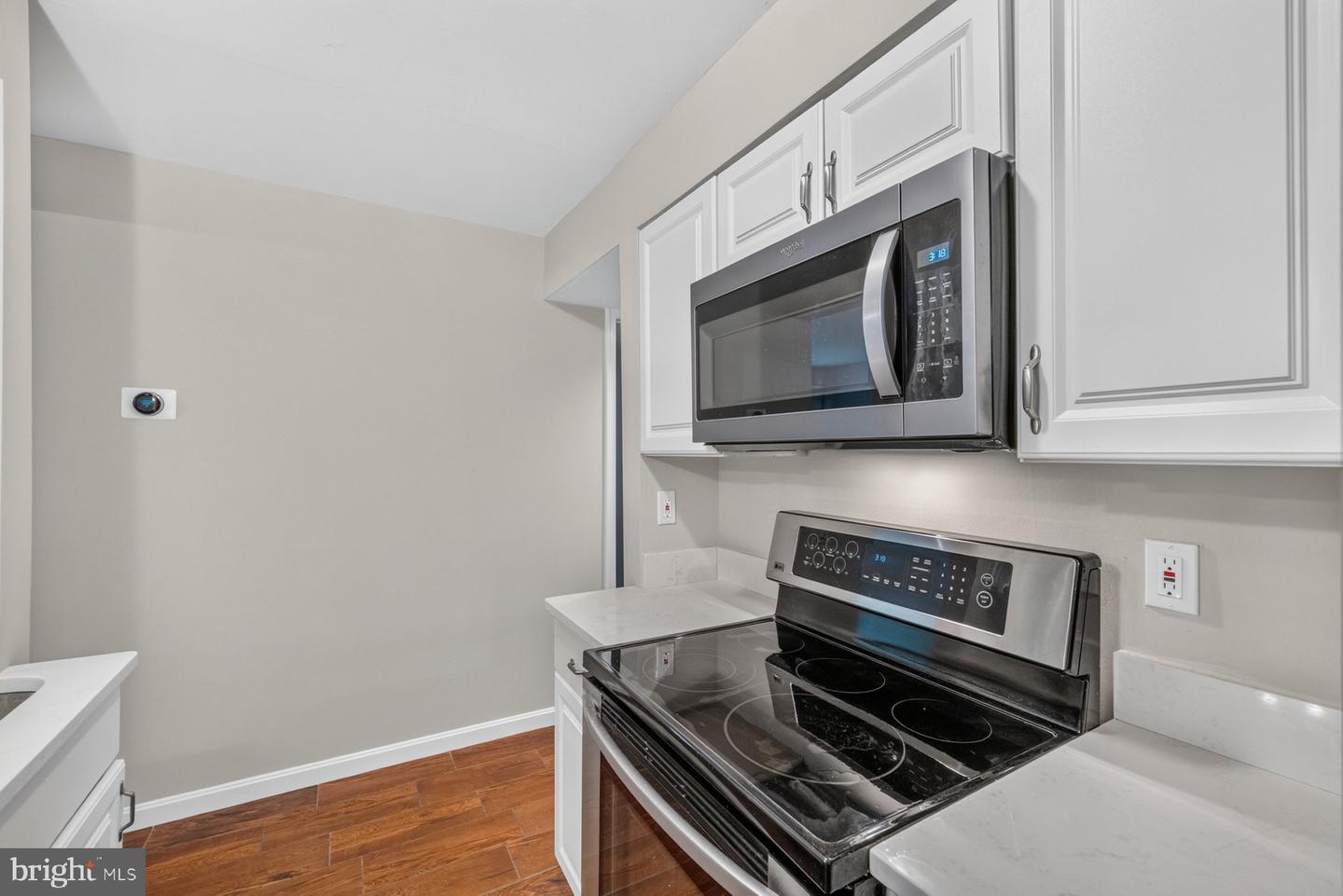 8509 Barrington Ct #j Property Photo 15