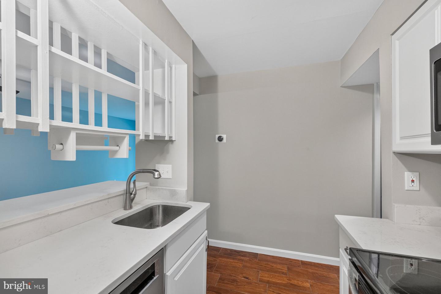 8509 Barrington Ct #j Property Photo 16