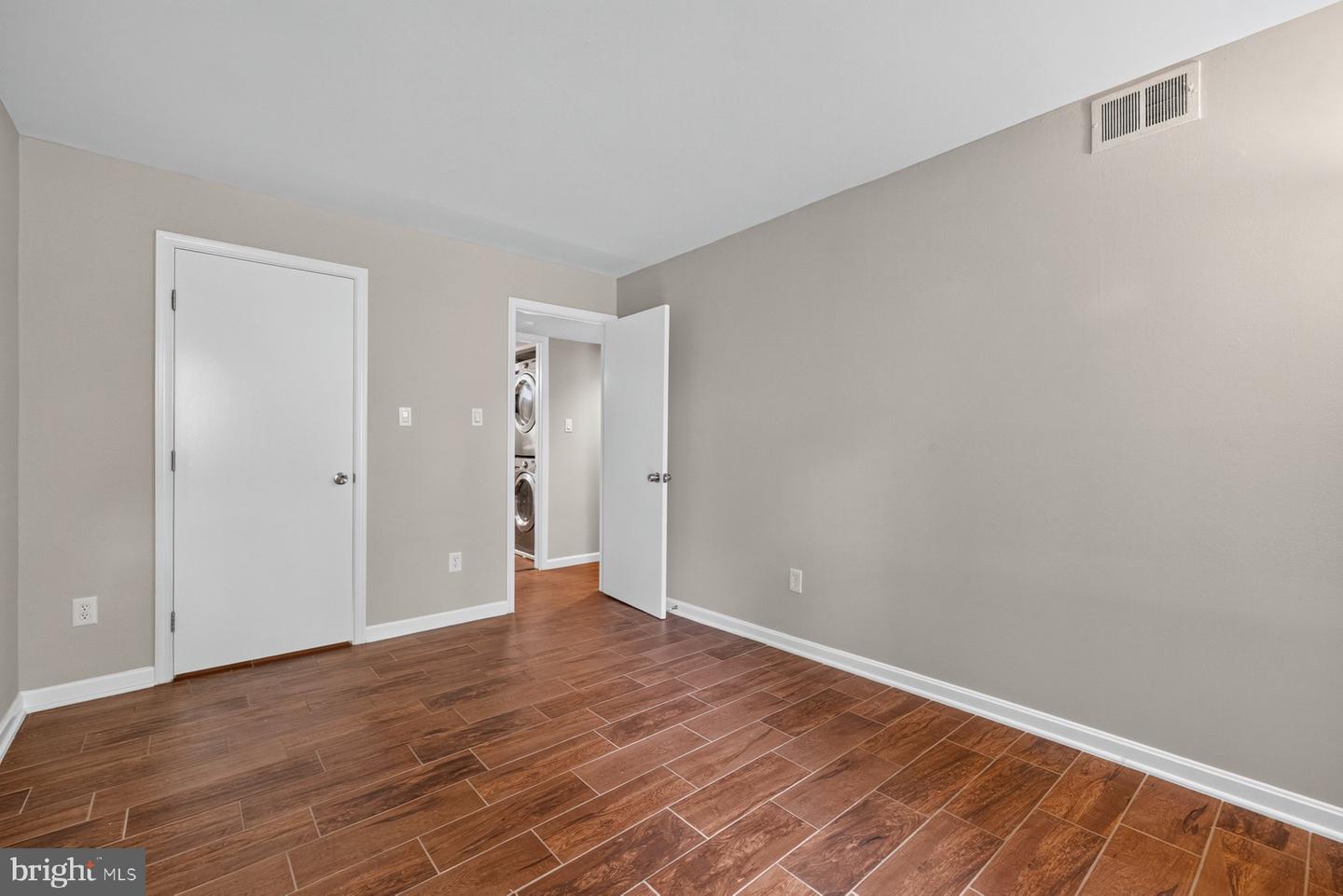 8509 Barrington Ct #j Property Photo 25