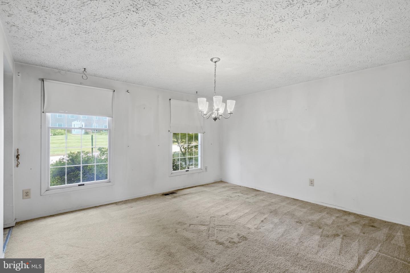 9812 Summerday Dr Property Photo 5