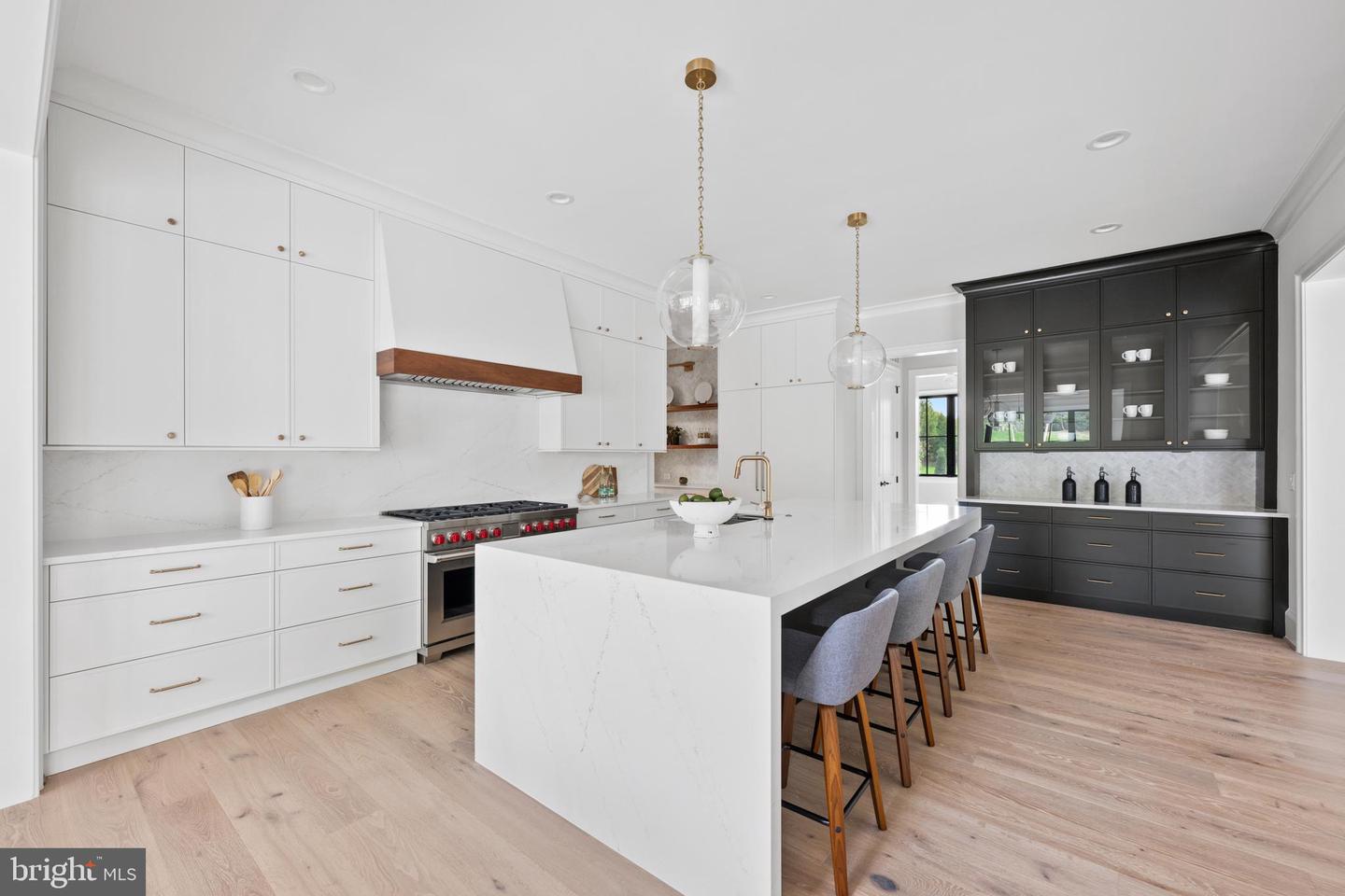 6424 Divine St Property Photo 10