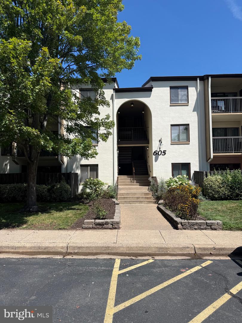 605 CENTER ST #T4 Property Photo 1