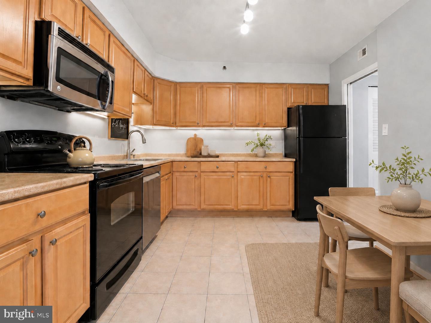 3713 S George Mason Dr #810 Property Photo 6