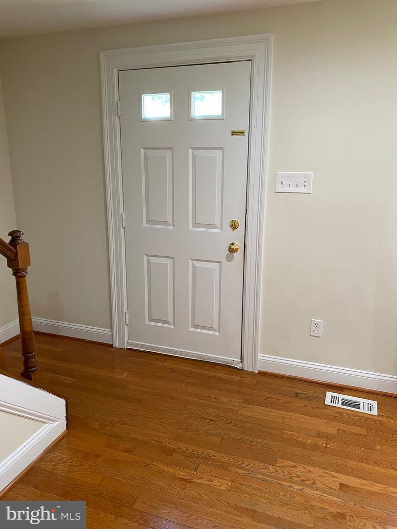 8122 Parkdale Ct Property Photo 2