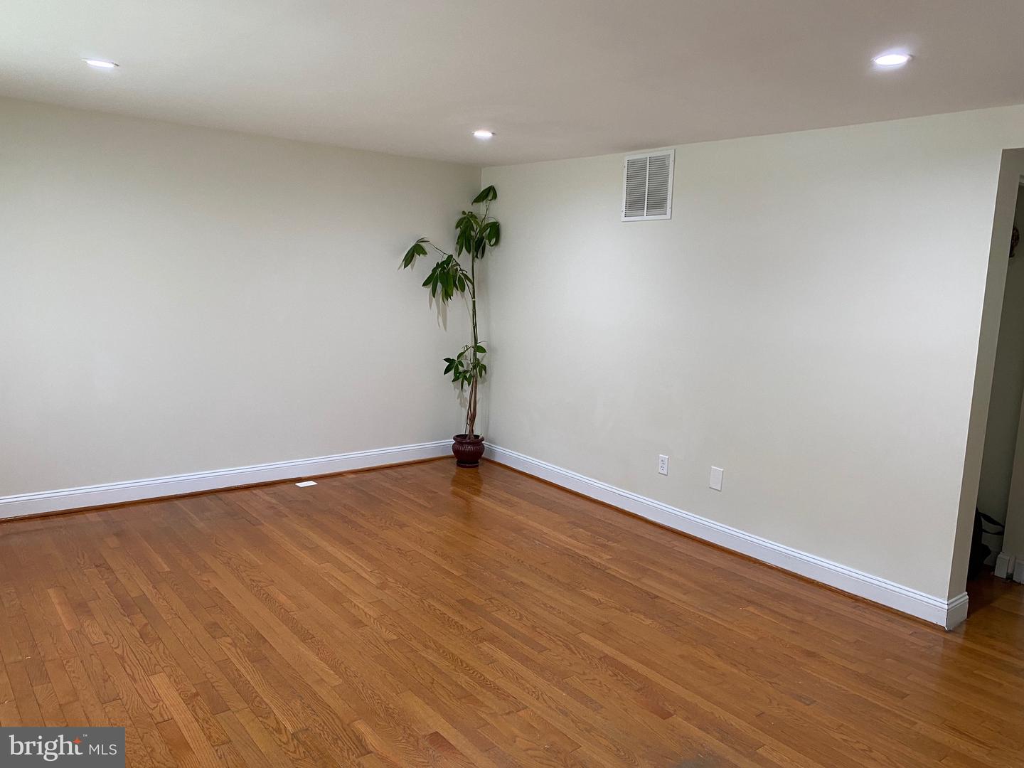 8122 Parkdale Ct Property Photo 3