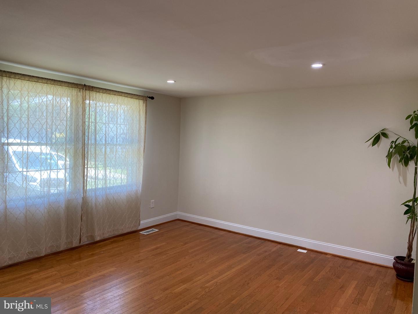 8122 Parkdale Ct Property Photo 4