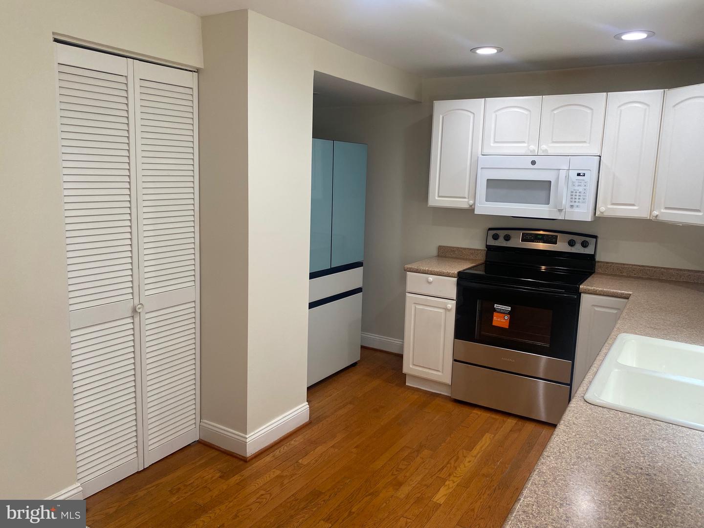 8122 Parkdale Ct Property Photo 6