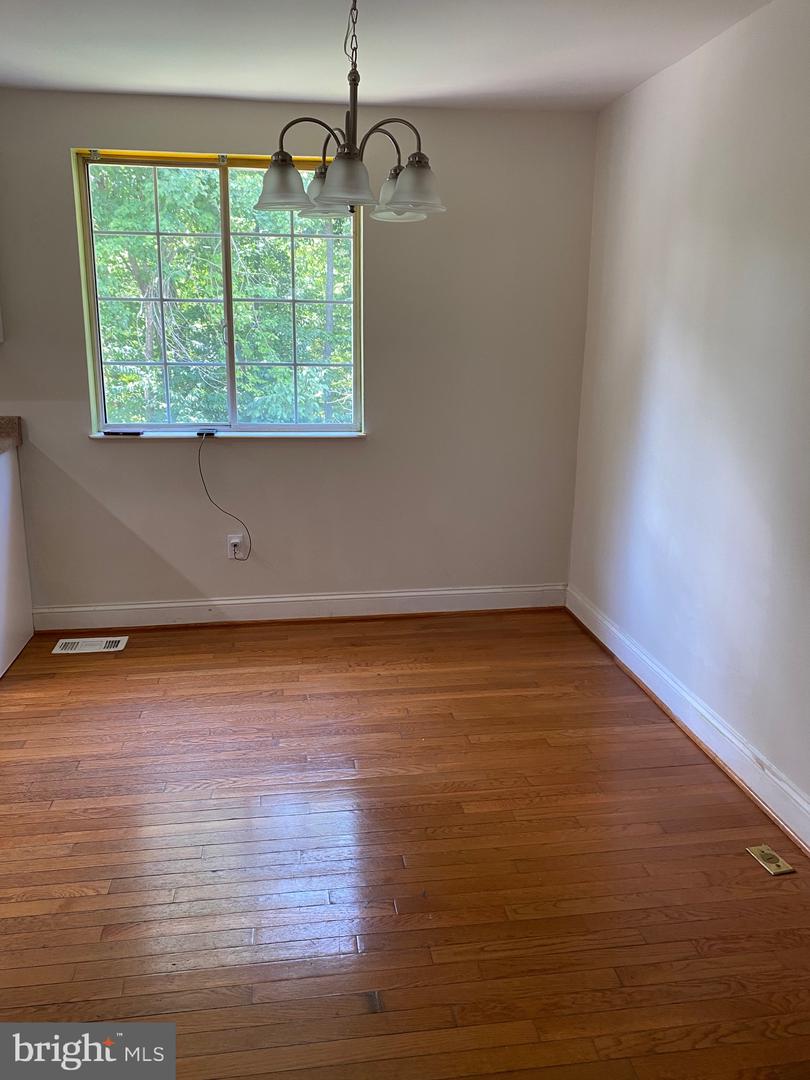 8122 Parkdale Ct Property Photo 7