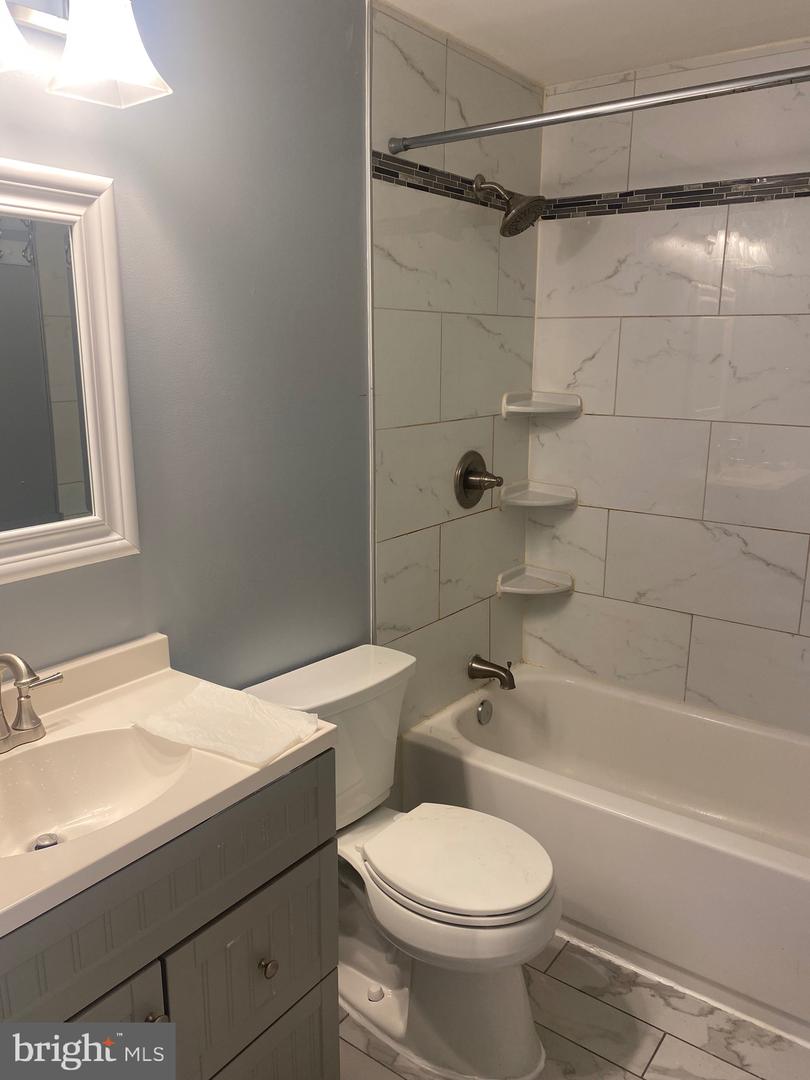 8122 Parkdale Ct Property Photo 8