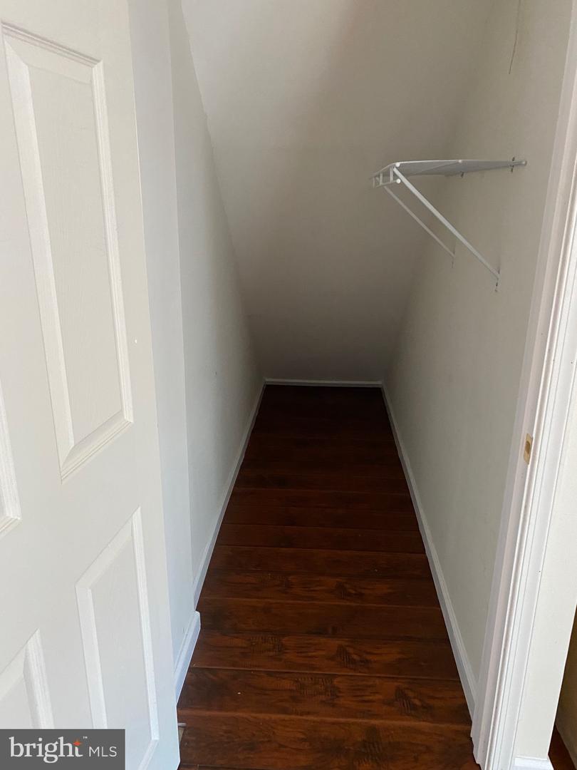 8122 Parkdale Ct Property Photo 20
