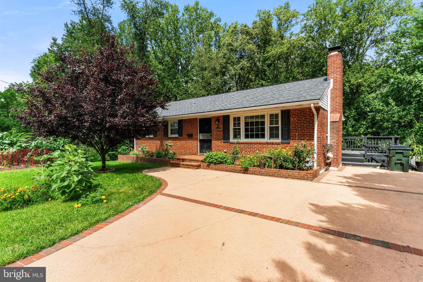 6808 Darby Ln Property Photo 2
