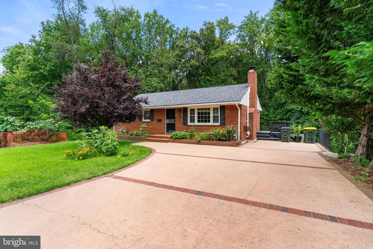 6808 Darby Ln Property Photo 5