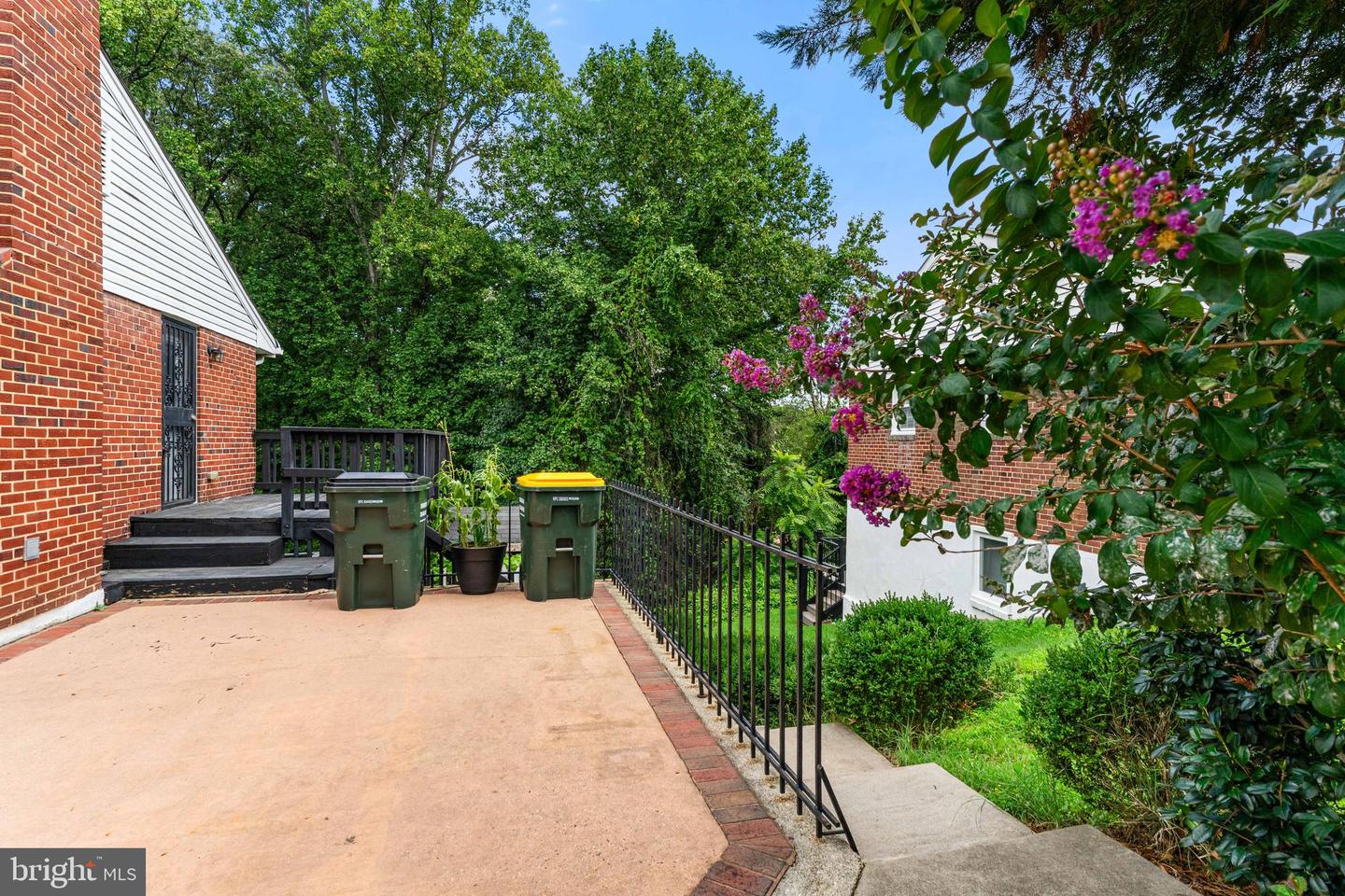 6808 Darby Ln Property Photo 6