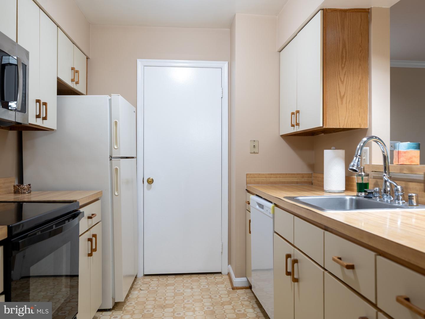 7711 Lafayette Forest Dr #02 Property Photo 10