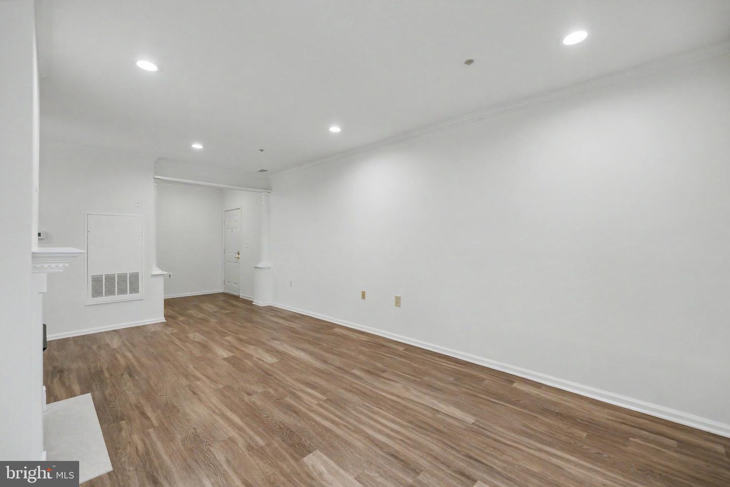 6990 Falls Reach Dr #113 Property Photo 16