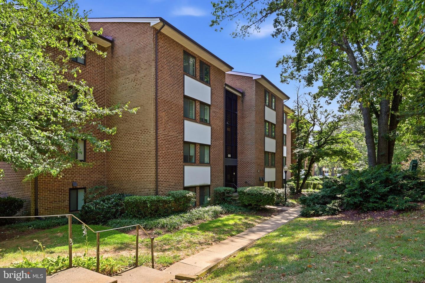 1405 NORTHGATE SQ #32B Property Photo 1