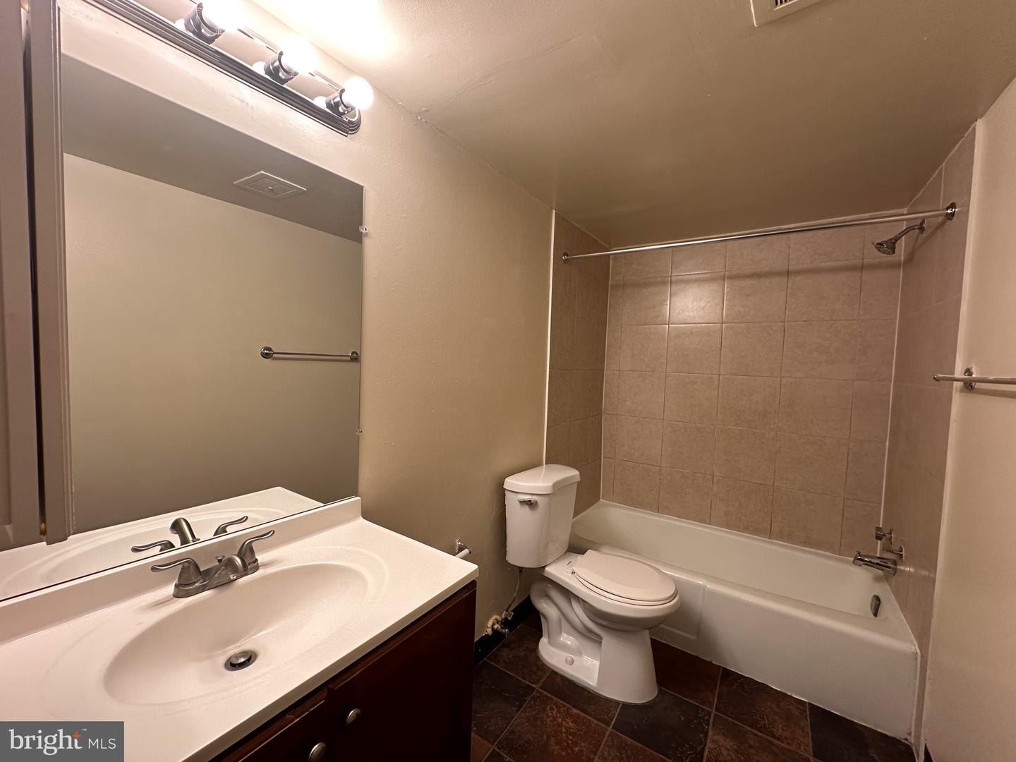 1550-22b Northgate Sq Property Photo 12