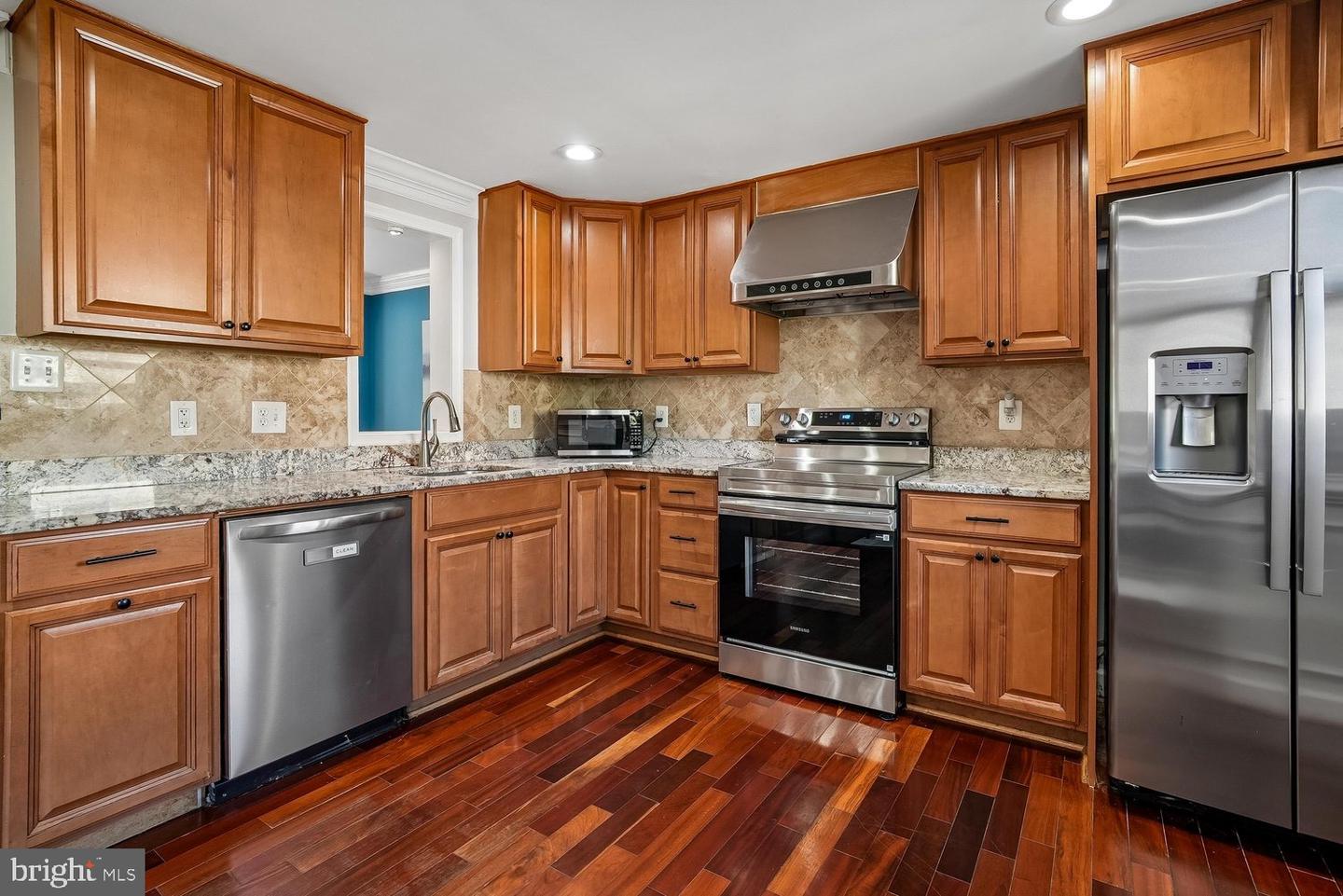 5572 Glasgow Woods Ct Property Photo 13