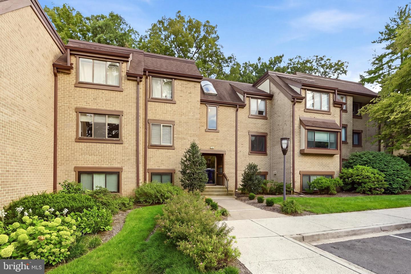 1643 PARKCREST CIR #301 Property Photo 1