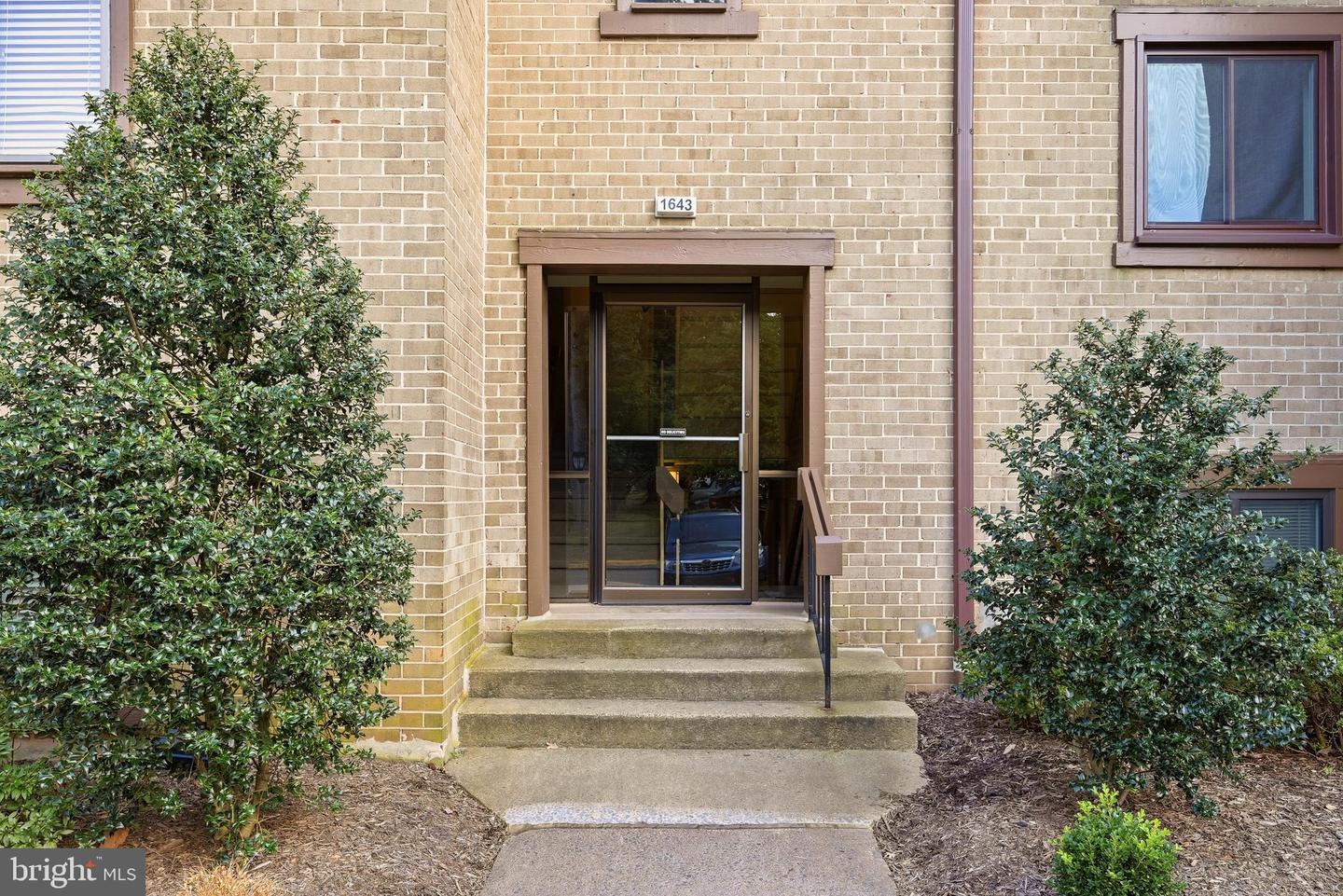 1643 Parkcrest Cir #301 Property Photo 2