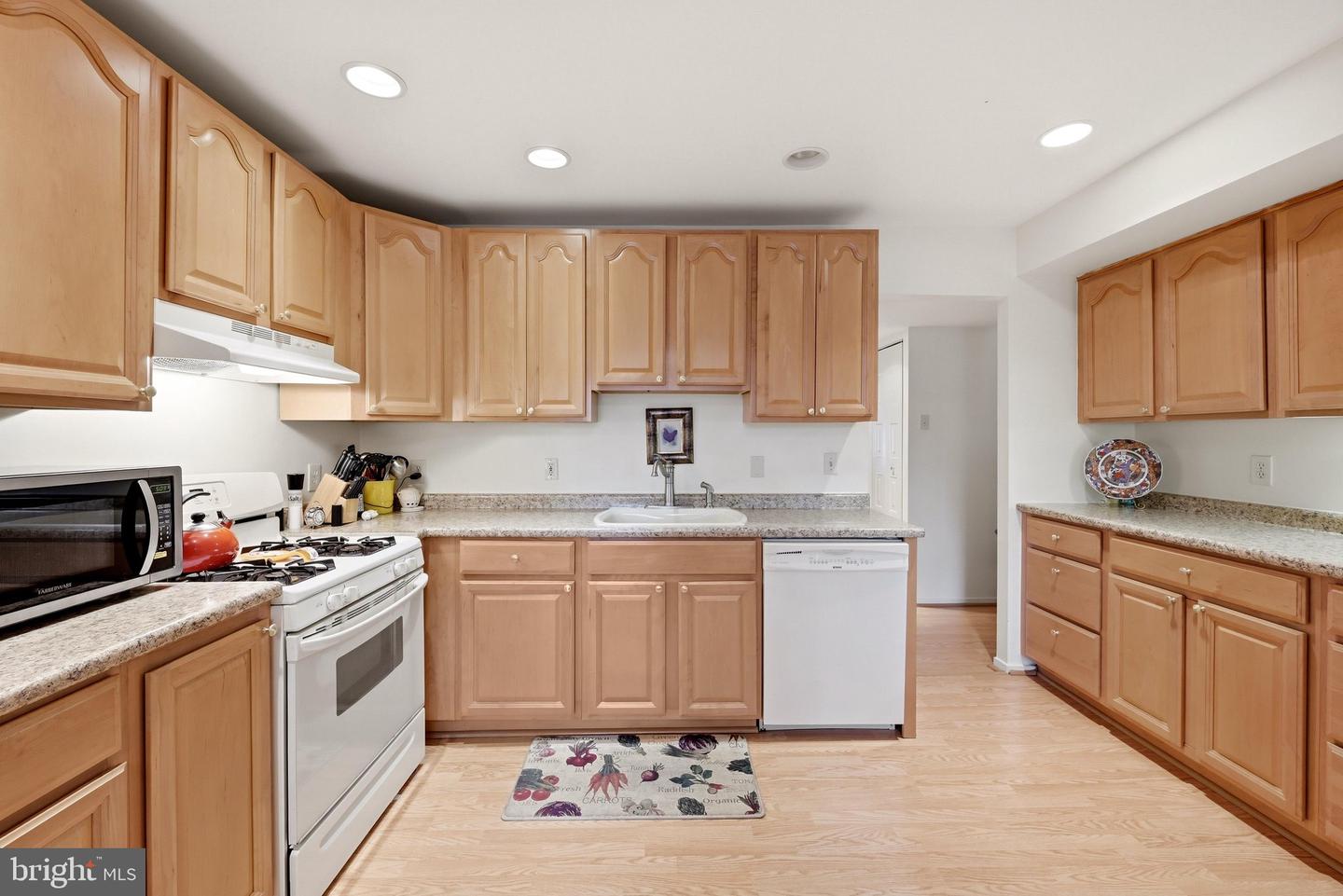 1643 Parkcrest Cir #301 Property Photo 10