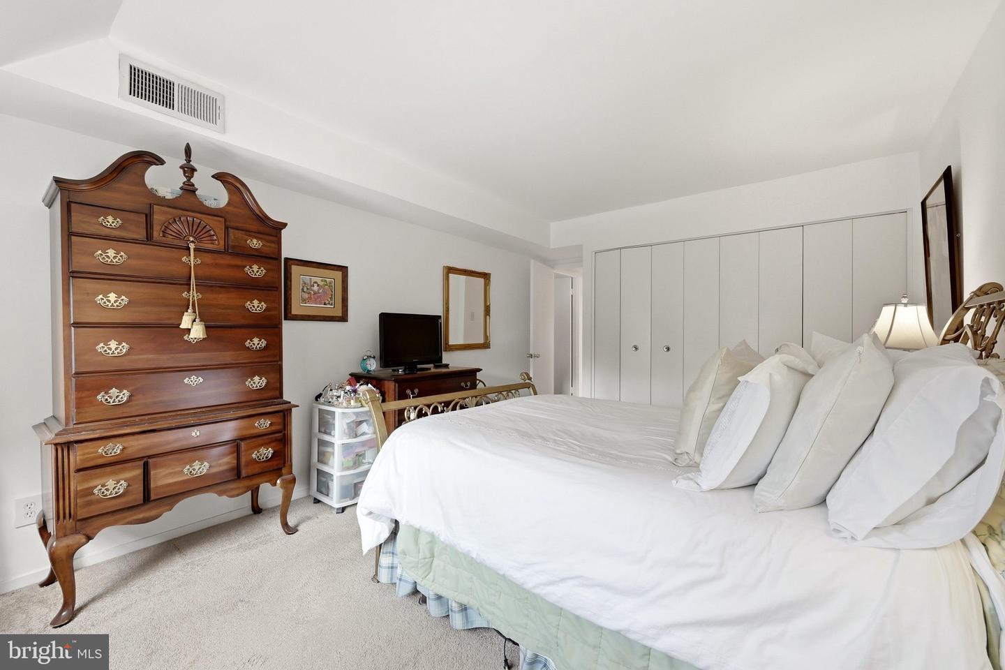 1643 Parkcrest Cir #301 Property Photo 31