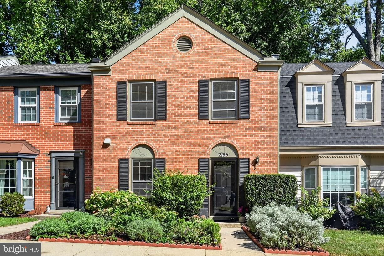 2155 POND VIEW CT