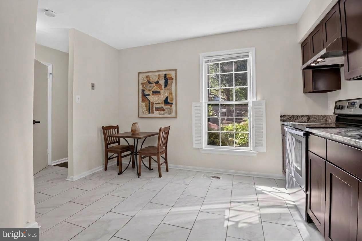 2155 Pond View Ct Property Photo 5
