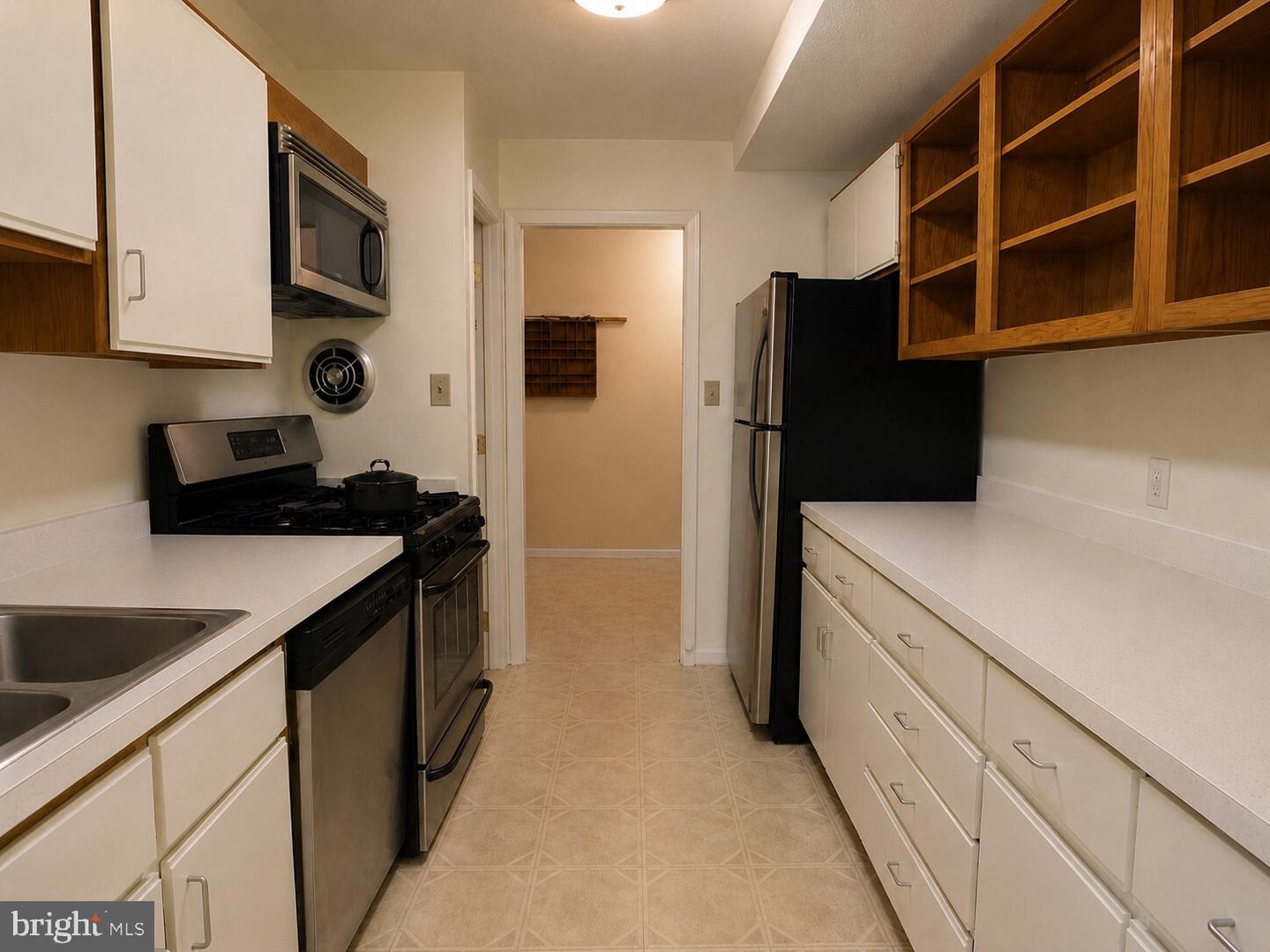 1935 Wilson Ln #t3 Property Photo 4