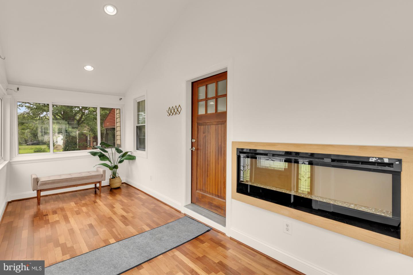 8604 Woodlawn Ct Property Photo 3