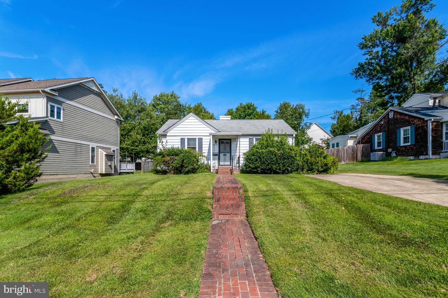 2214 Boxwood Dr Property Photo 1