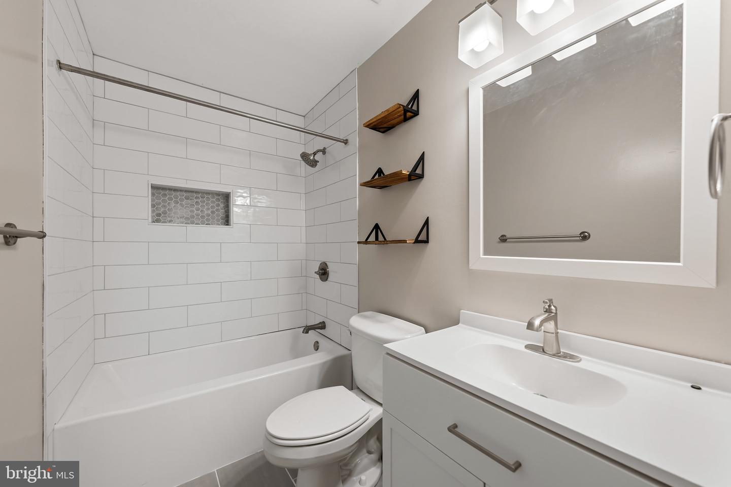 3725-b Madison Ln #b Property Photo 6