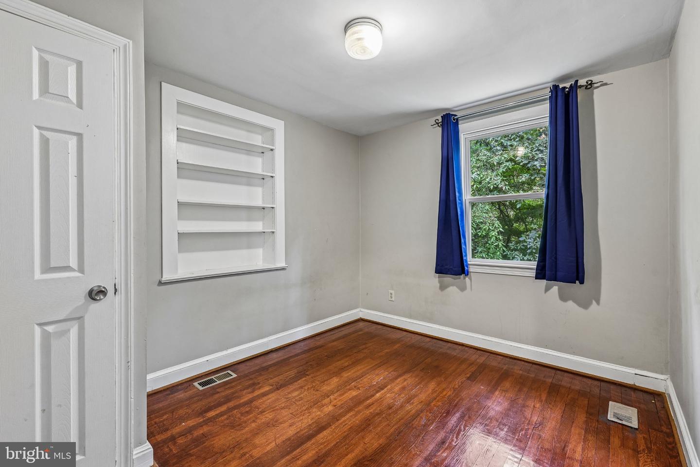 7806 Oak St Property Photo 3