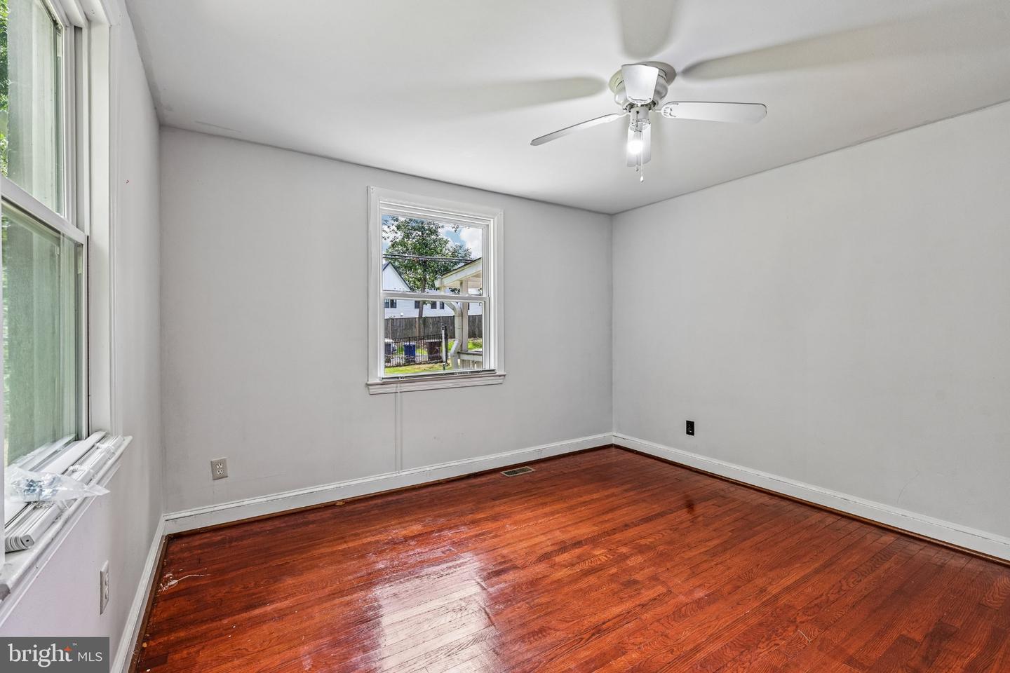 7806 Oak St Property Photo 7
