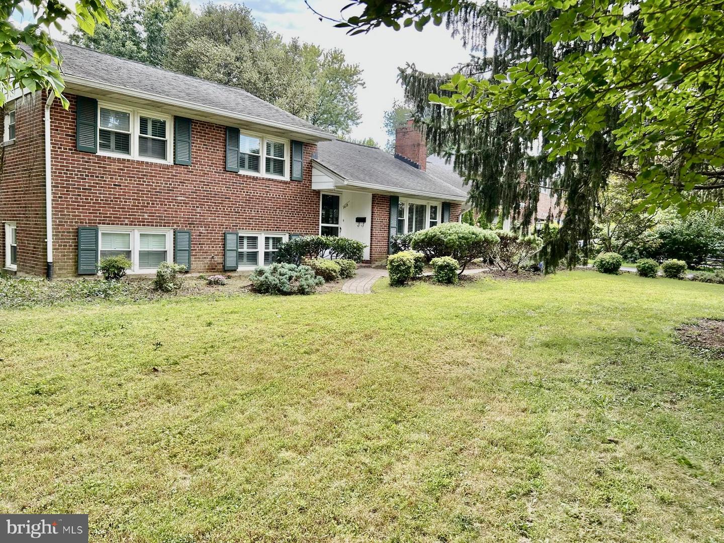 1415 Mayflower Dr Property Photo 2