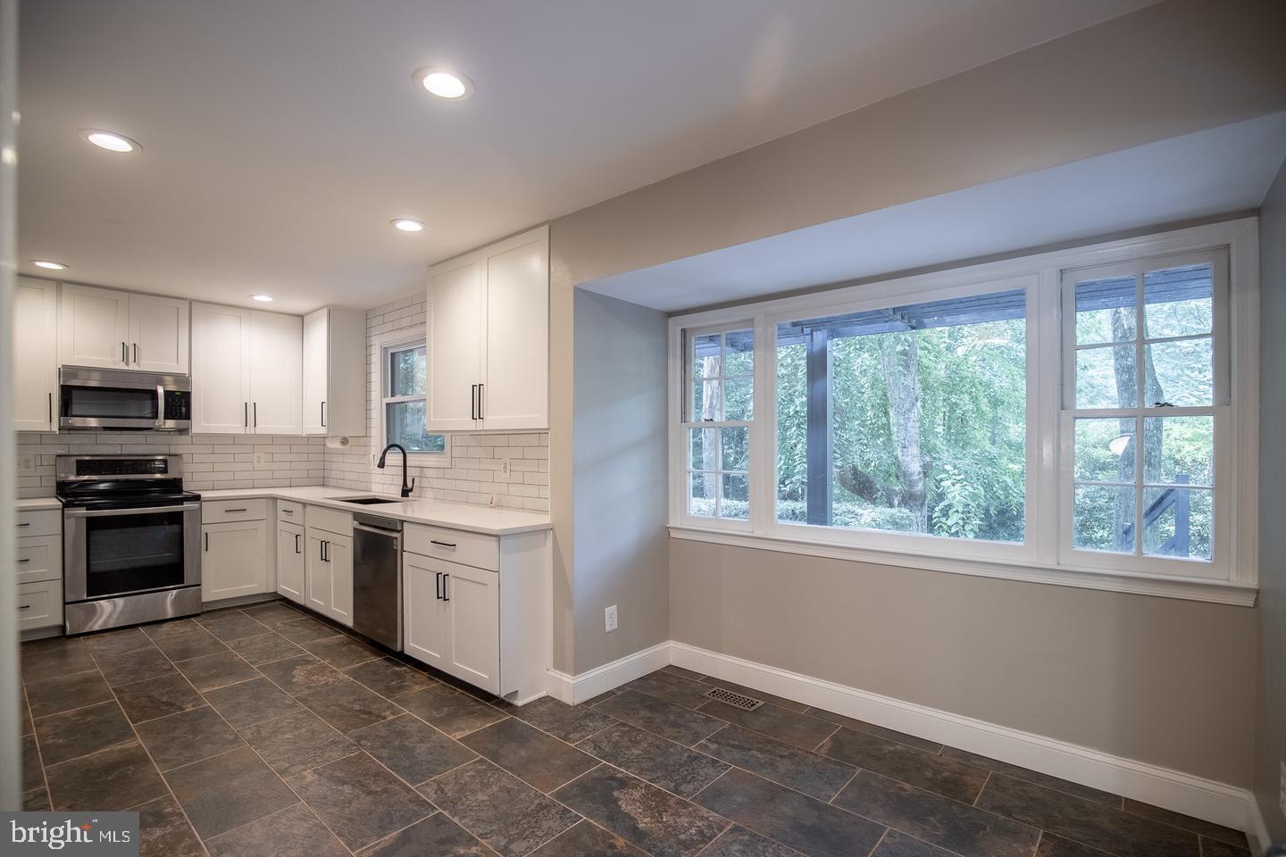 4836 Gainsborough Dr Property Photo 8