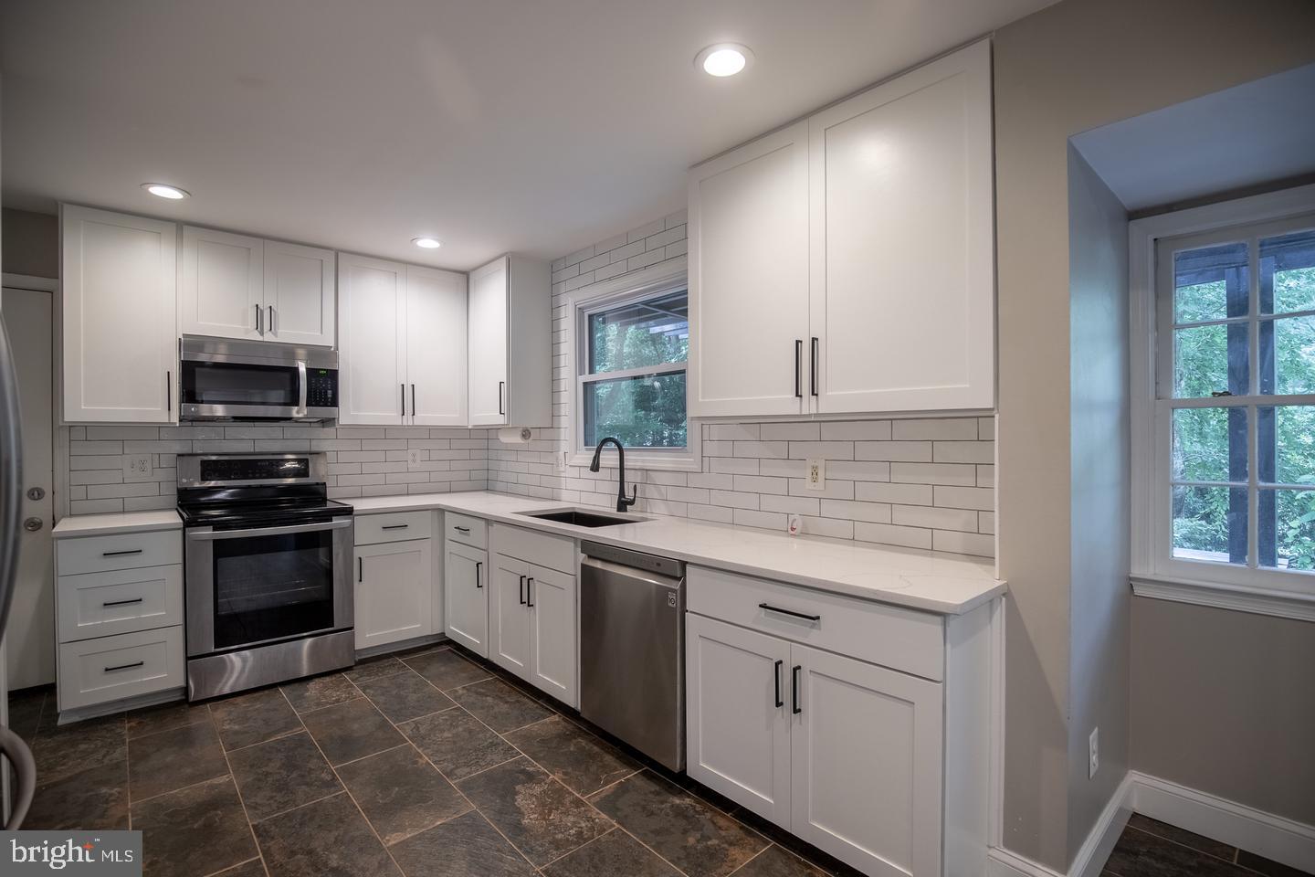 4836 Gainsborough Dr Property Photo 11