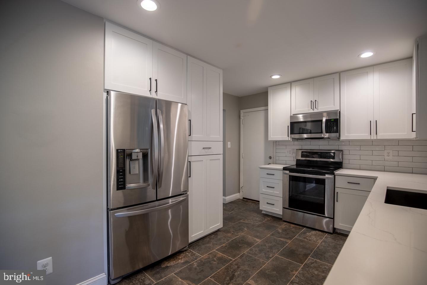 4836 Gainsborough Dr Property Photo 12