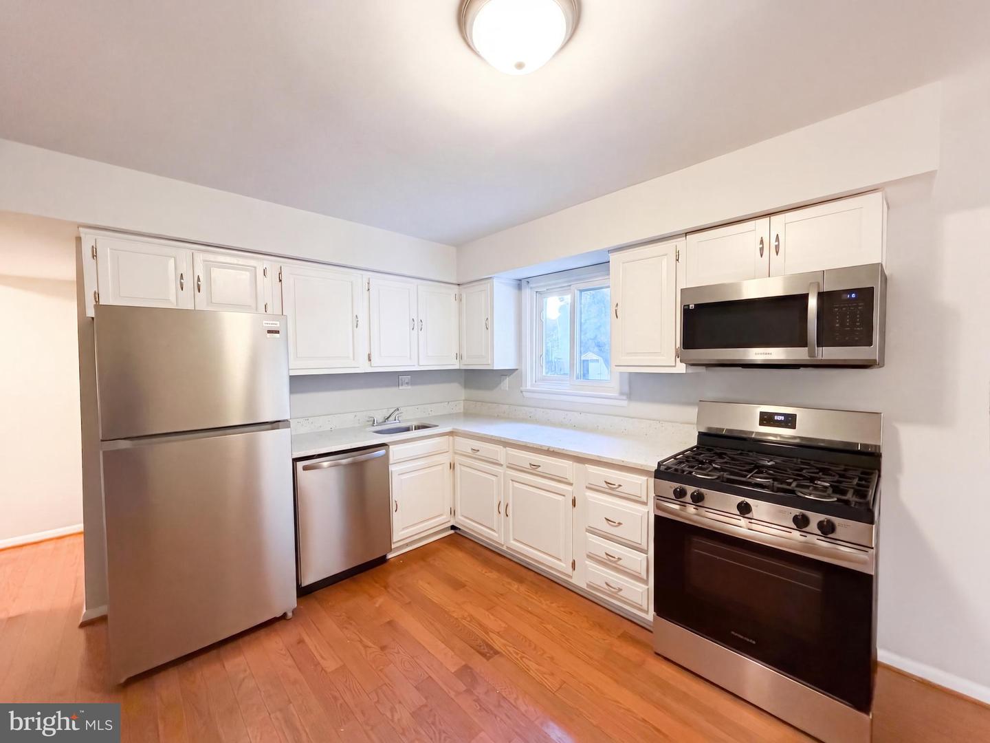 662 Herndon Pkwy Property Photo 2