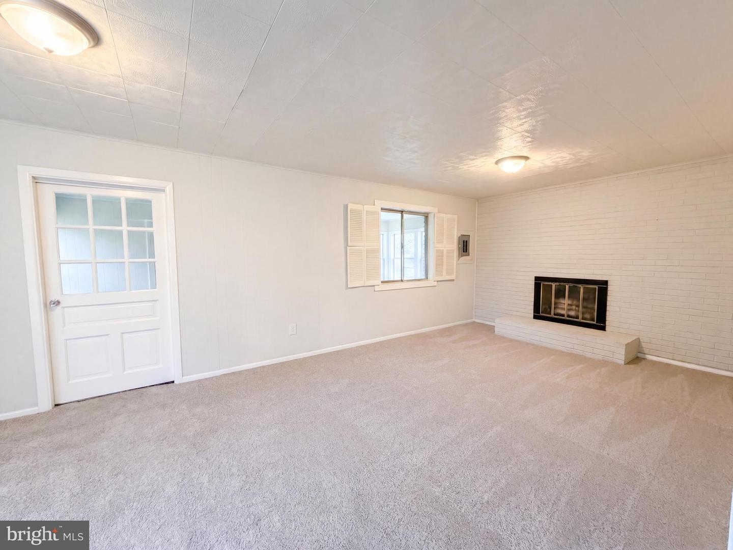 662 Herndon Pkwy Property Photo 3
